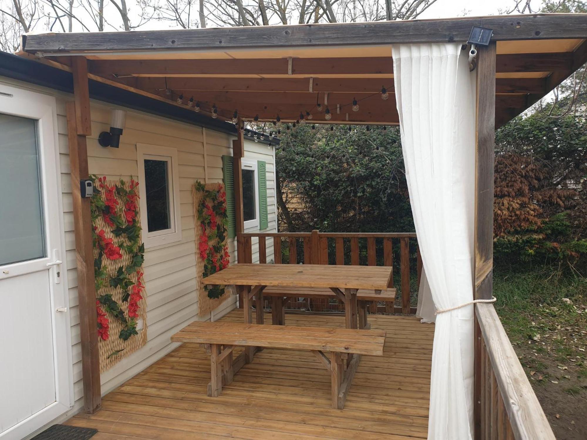 Camping Domaine Des Iscles La Roque-d'Antheron Exterior foto