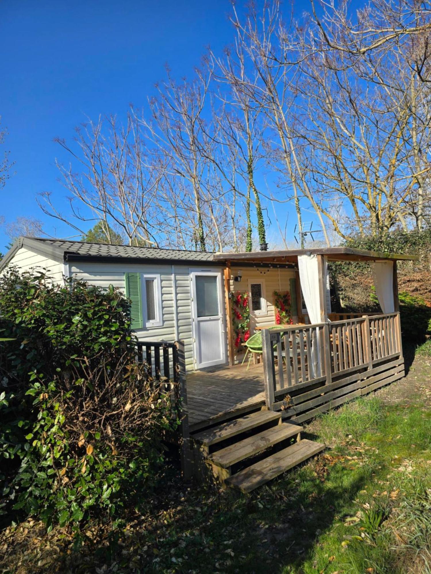 Camping Domaine Des Iscles La Roque-d'Antheron Exterior foto